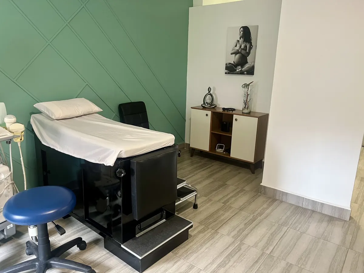 Mesa de exploración del consultorio de reumatología, Médica Campestre, León